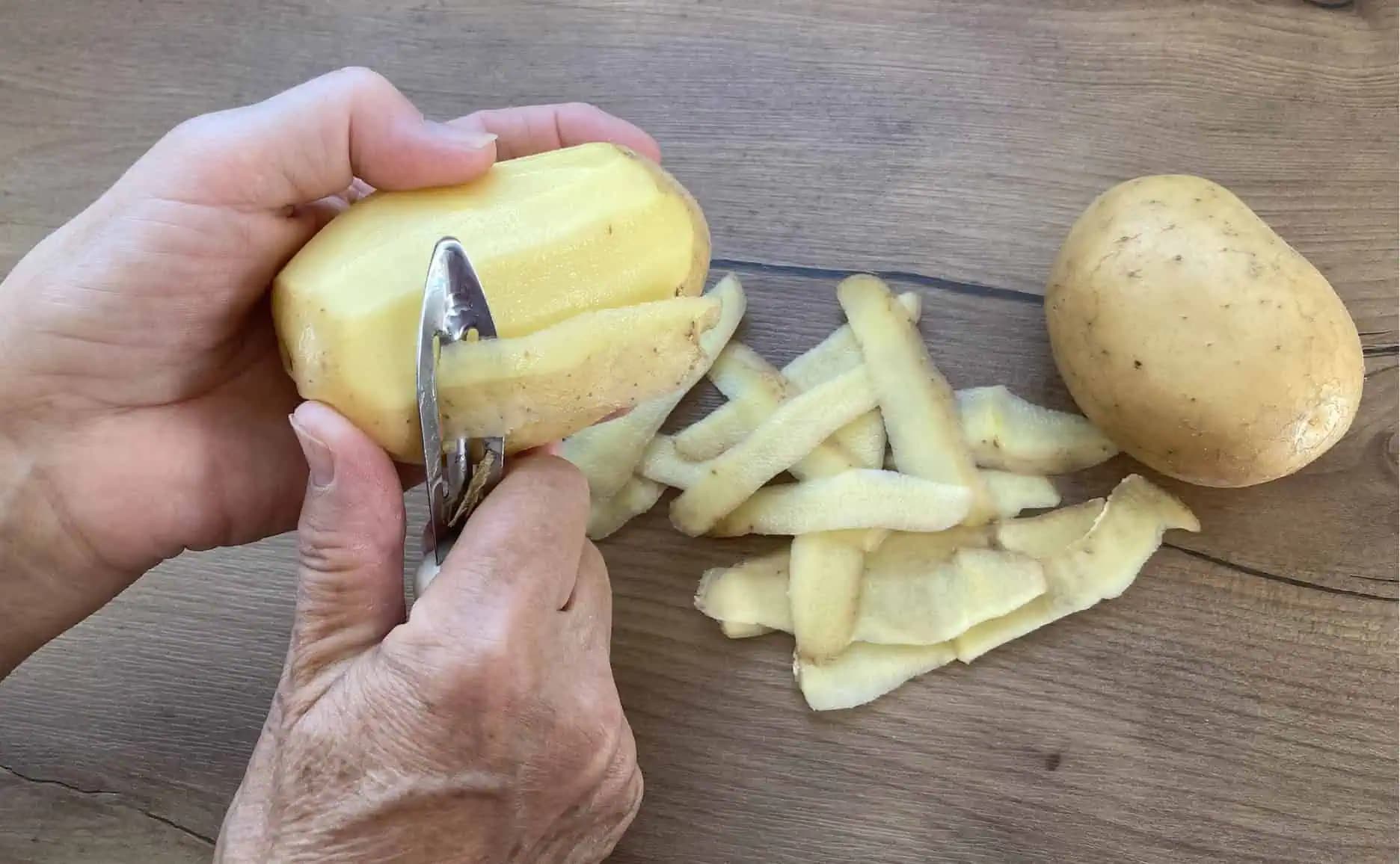 Už nikdy nevyhadzujte zemiakové šupky: Šéfkuchár ukázal geniálny tip, čo s nimi urobiť!