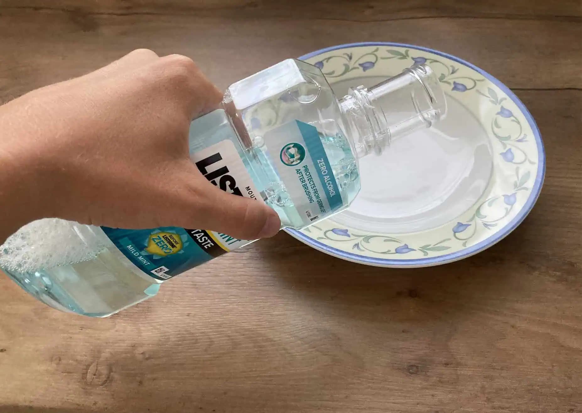 Ústnu vodu nepoužívajte len na ústnu hygienu, toto je fantastické: Geniálny domáci trik, na ktorý nedám dopustiť!