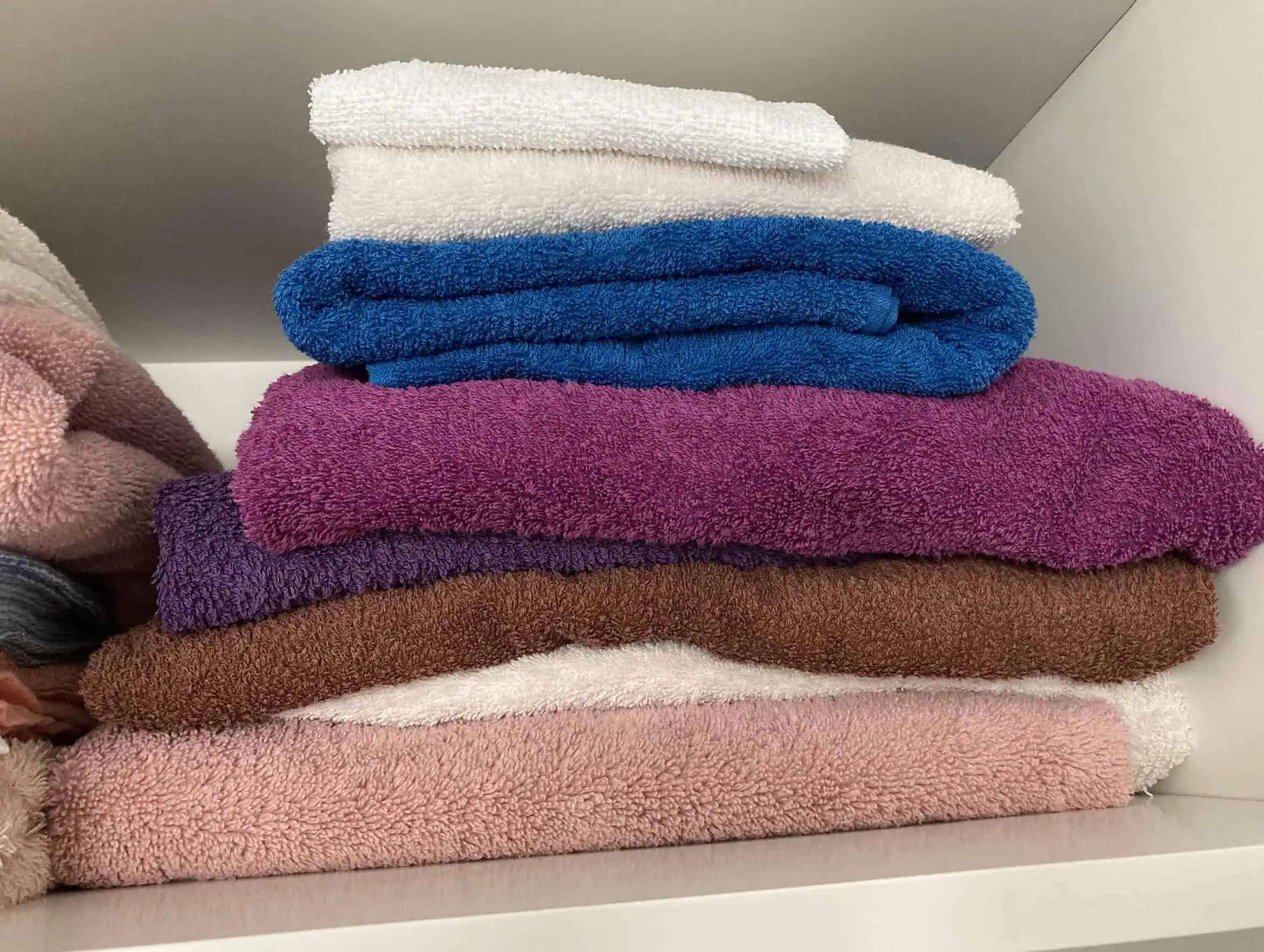 Chyžná z hotela poradila tajný trik na dokonalé bielenie a čistenie utierok a uterákov: Netreba vám bielidlo, stačí len namočiť do tohto roztoku a budú znovu snehobiele ako nové!