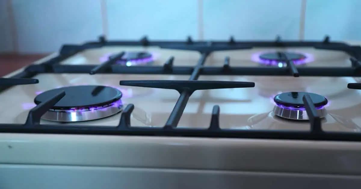 Dokonale čistý sporák aj BEZ CHÉMIE: S týmto trikom vyčistíte bez námahy aj pripálenú mastnotu!