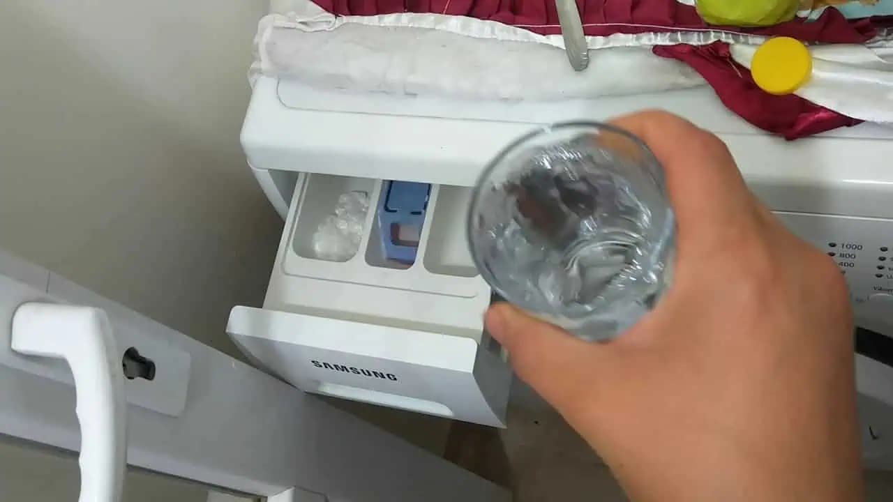 Dajte rovno do bubna toto a vyčistí sa sama: Rokmi overený spôsob, ako vyčistiť komplet celú práčku!