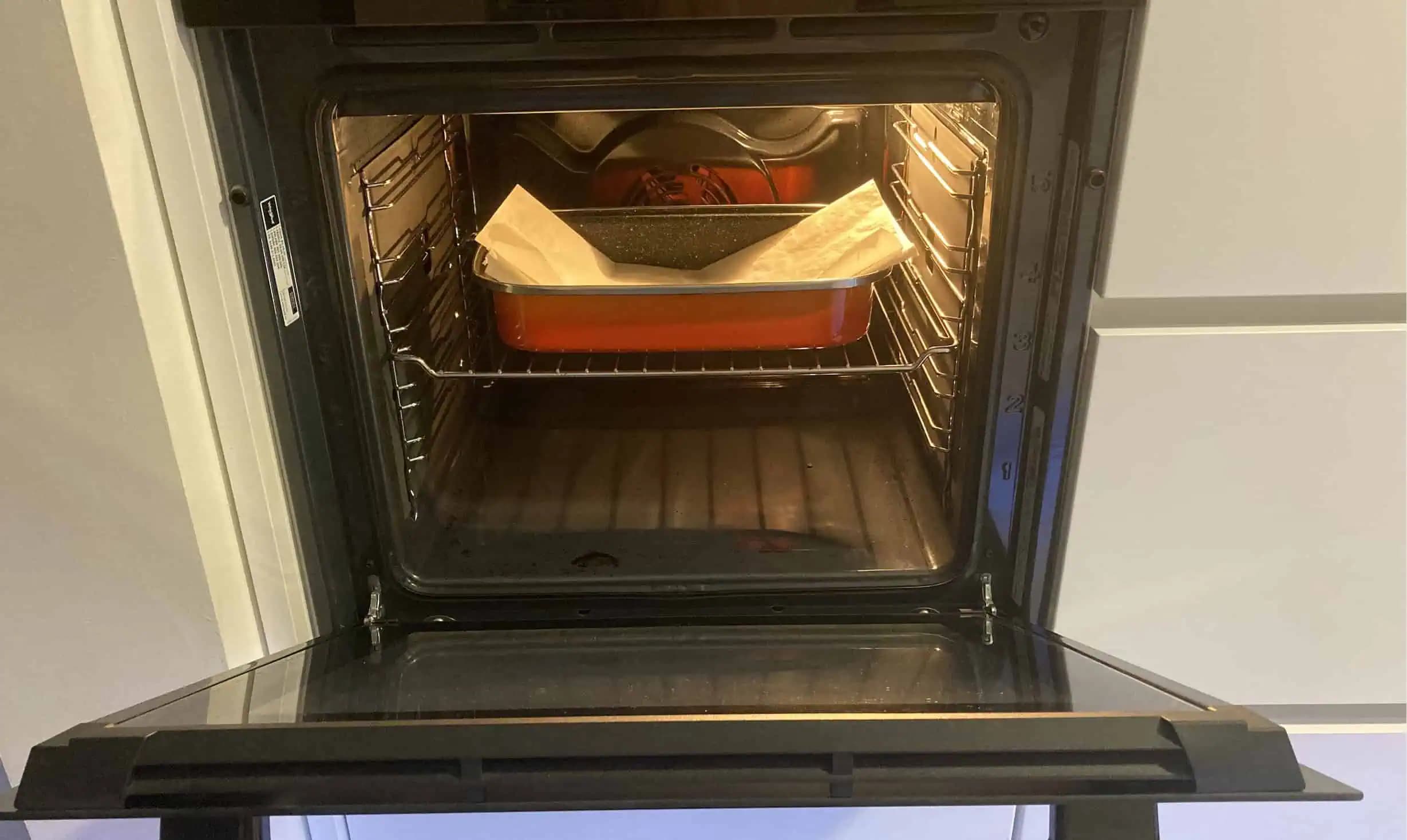 Zaručený domáci trik, ako vyčistiť rúru: Stačí raz pretrieť týmto a zmizne mastnota aj staré pripáleniny!