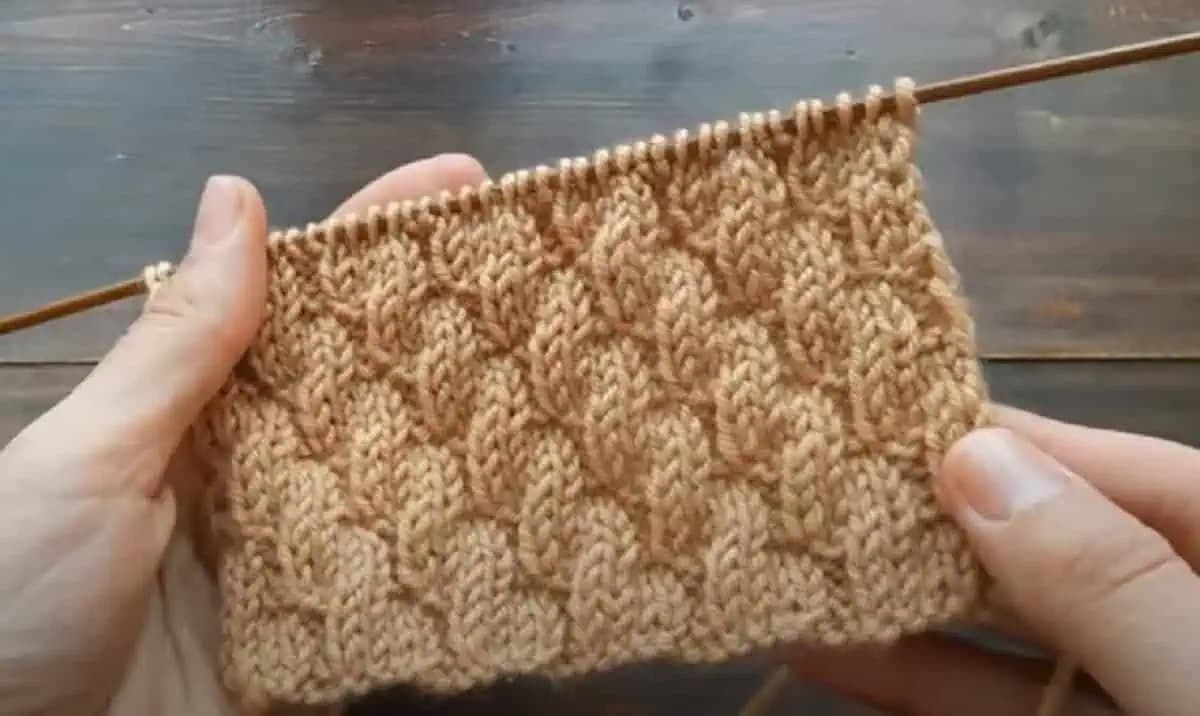 Efektný pletací vzor, ktorý pripomína zapletaný vrkoč: Profesionálne prevedenie a pritom postup je veľmi jednoduchý!