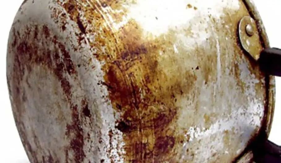 Hrnce sú znovu ako nové: Jednoduchý trik s ktorým ich vyčistíte tak, akoby ani neboli používané!