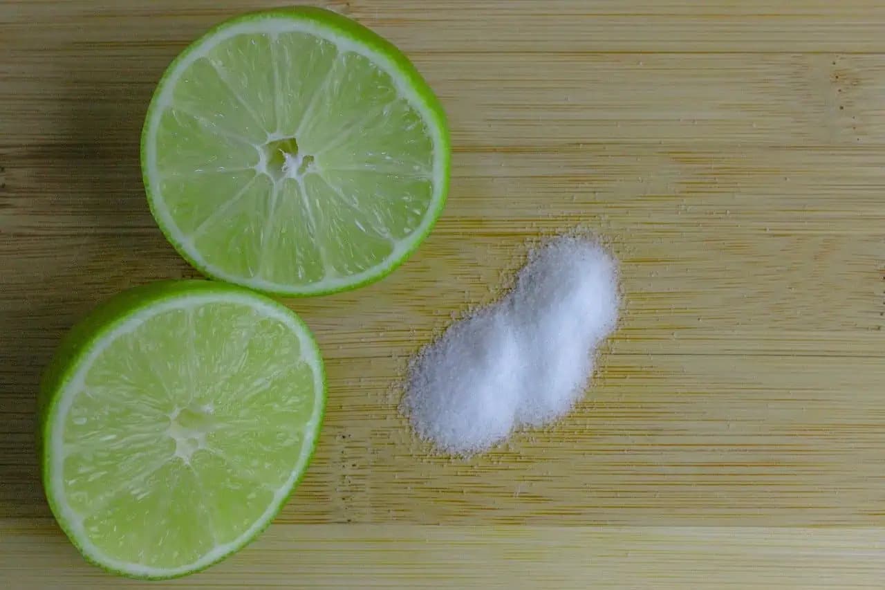 Škvrny na oblečení miznú pred očami: Vyskúšajte tento domáci odstraňovač škvŕn a oblečenie je čisté aj BEZ CHÉMIE!