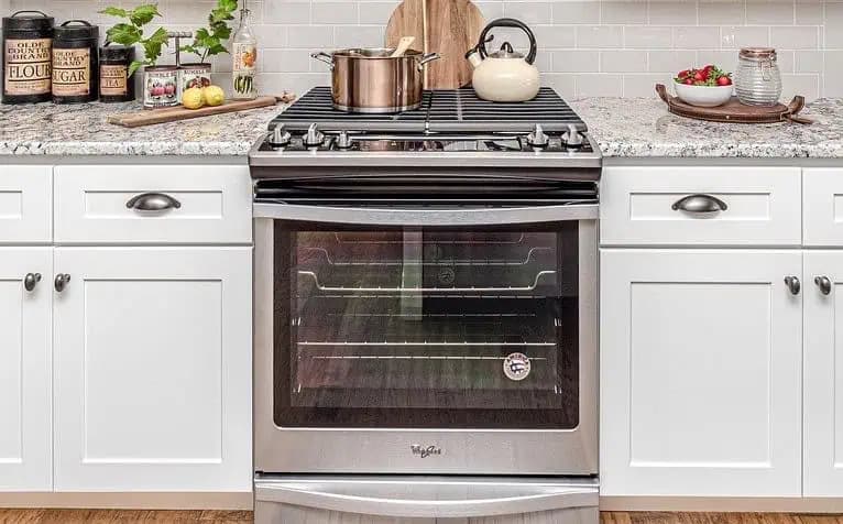 Keď idem čistiť rúru, do hrnca LEN NALEJEM tento roztok a zapnem ohrev: Pripálené nečistoty sa samé odlupujú z roštu aj zo stien!