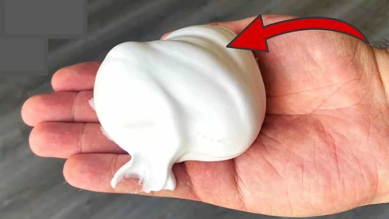 Moja svokra kupuje len NAJLACNEJŠIU penu na holenie: Keď mi ukázala jej domáci trik, mám ju doma aj ja – 1 balenie na celý rok!