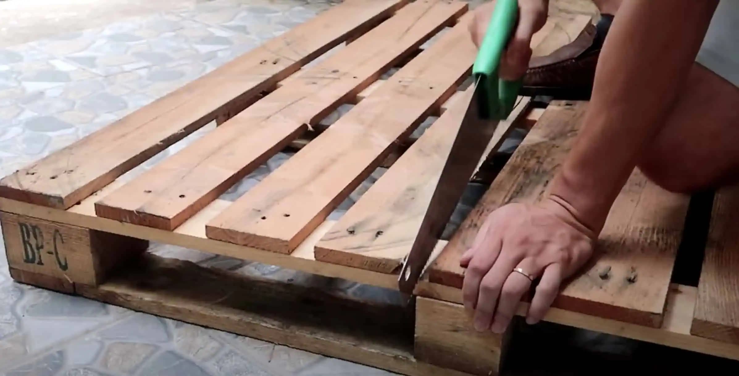 Musím sa podeliť o tento úžasný NÁPAD z drevených paliet: Stačia vám LEN 2 kusy a takto úžasne si vylepšíte balkón alebo terasu!