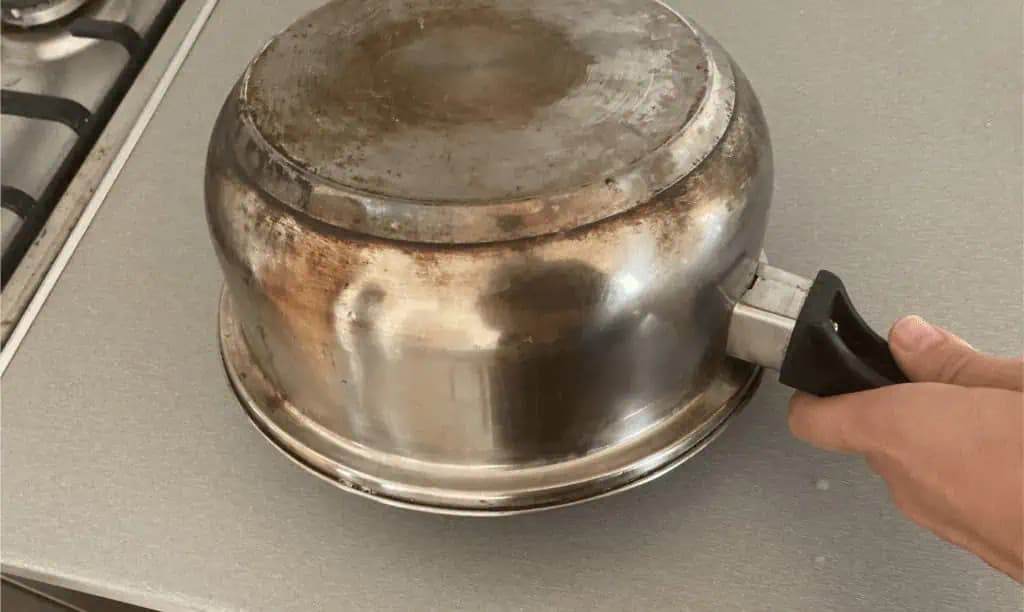 Jednoduchý domáci trik, ako vyčistiť pripálené hrnce a panvice: Mastnota a zažratá špina miznú doslova pred očami!