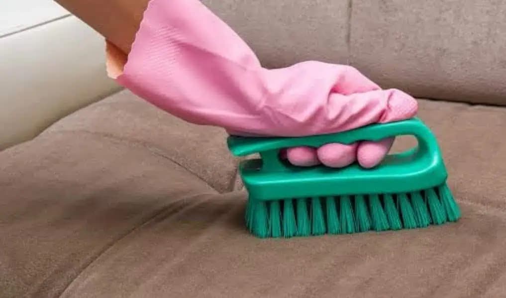 Pomocou tohto domáceho čistiaceho prostriedku odstránite zo sedačky pachy, aj roztoče!