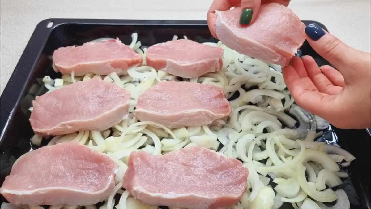 Uložte rezne na obyčajnú cibuľu a výborné JEDLO je hneď na stole: Všetko sa pečie na jednom plechu, BEZ práce!