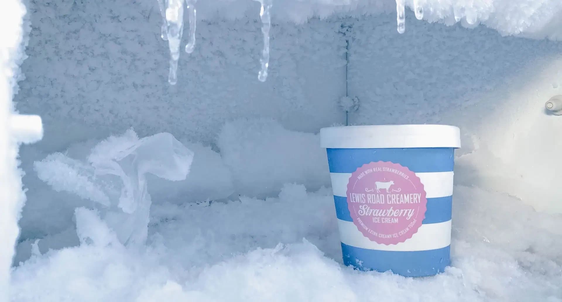 Perfektný postup ako rýchlo a bez námahy odmraziť mrazničku: Nánosy ľadu sú preč a mraznička funguje hneď oveľa lepšie!