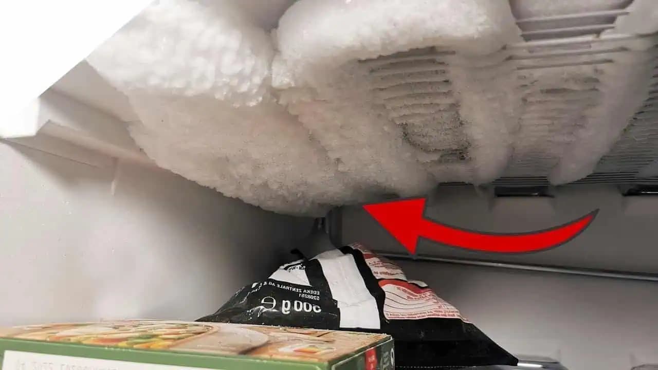 Prečo som túto FINTU nepoznala skôr? Najjednoduchší spôsob, ako odmraziť mrazničku bez námahy – ľad sa v nej už netvorí!