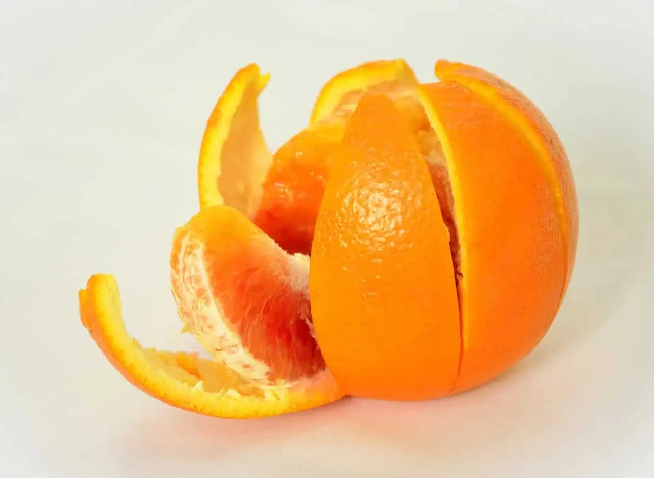 Pomarančové šupky VIAC nevyhadzujte! Zistila som, že pre domácnosť sú účinnejšie ako akékoľvek chemia z DROGÉRIE!
