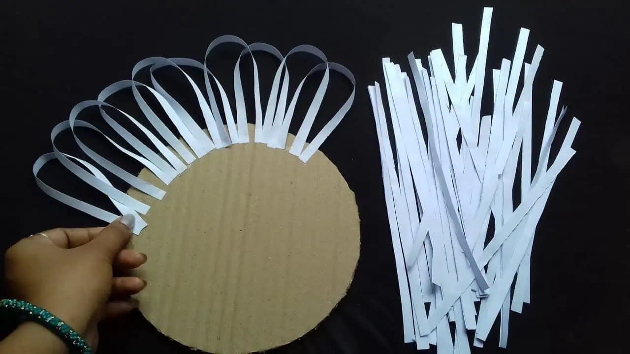 Z kartónu a papiera môžete vyrobiť takúto krásu: Zabavíte sa spolu s deťmi pri  tvorení a potom poteší ako krásna dekorácia!