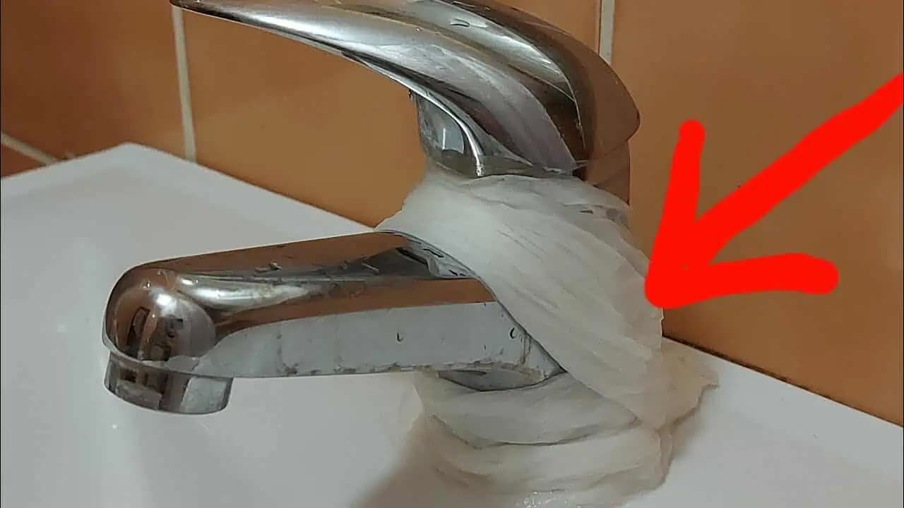 Toto je DÔVOD, prečo treba okolo batérie v kúpeľni obaliť kuchynské utierky: Odskúšané, funguje to!