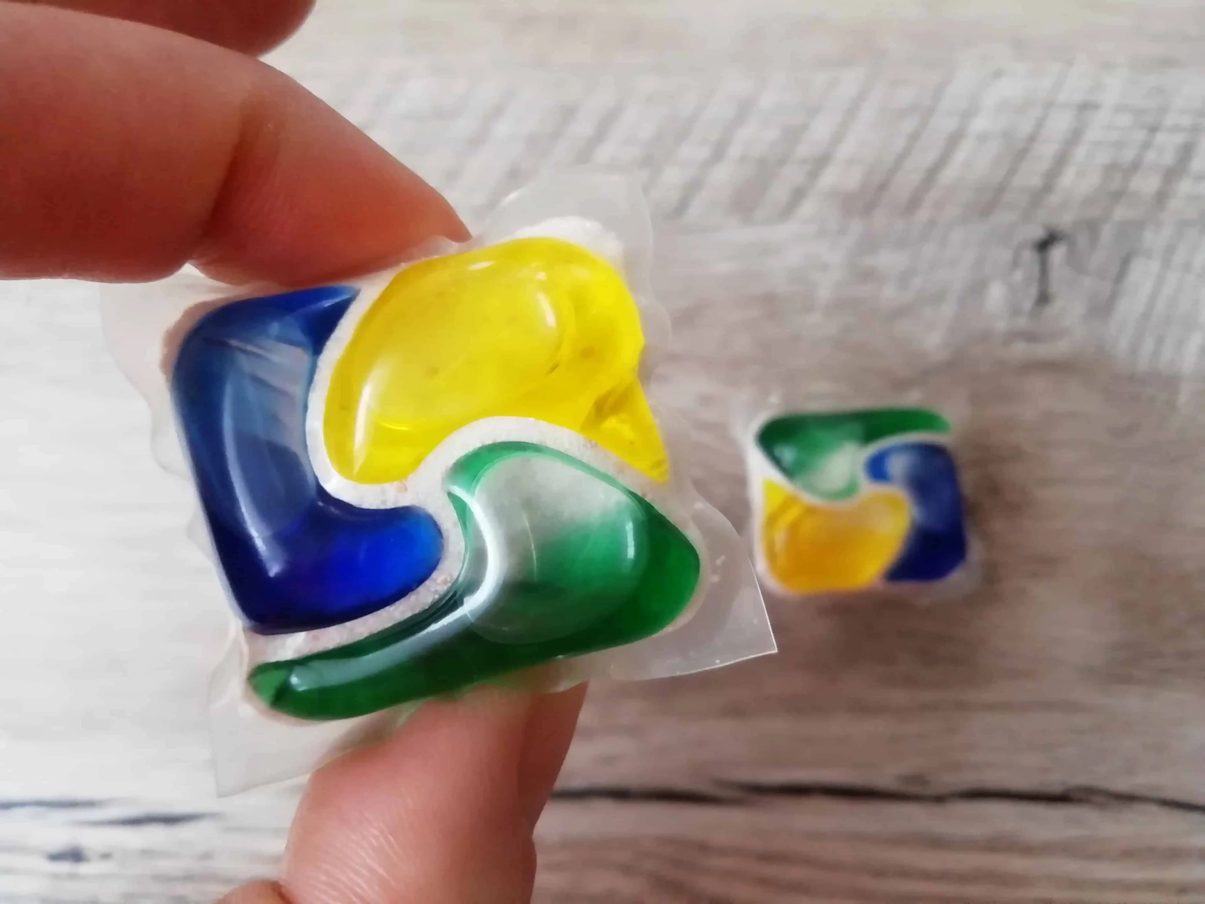 Vložte do výlevky kapsulu do umývačky riadu a zalejte vriacou vodou!