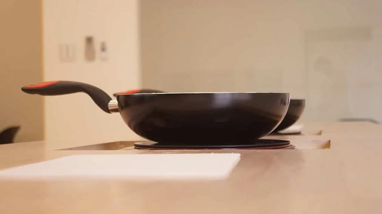 Zbavte sa pripálenej mastnoty na hrncoch a panviciach: Pomôže vám tento recept!