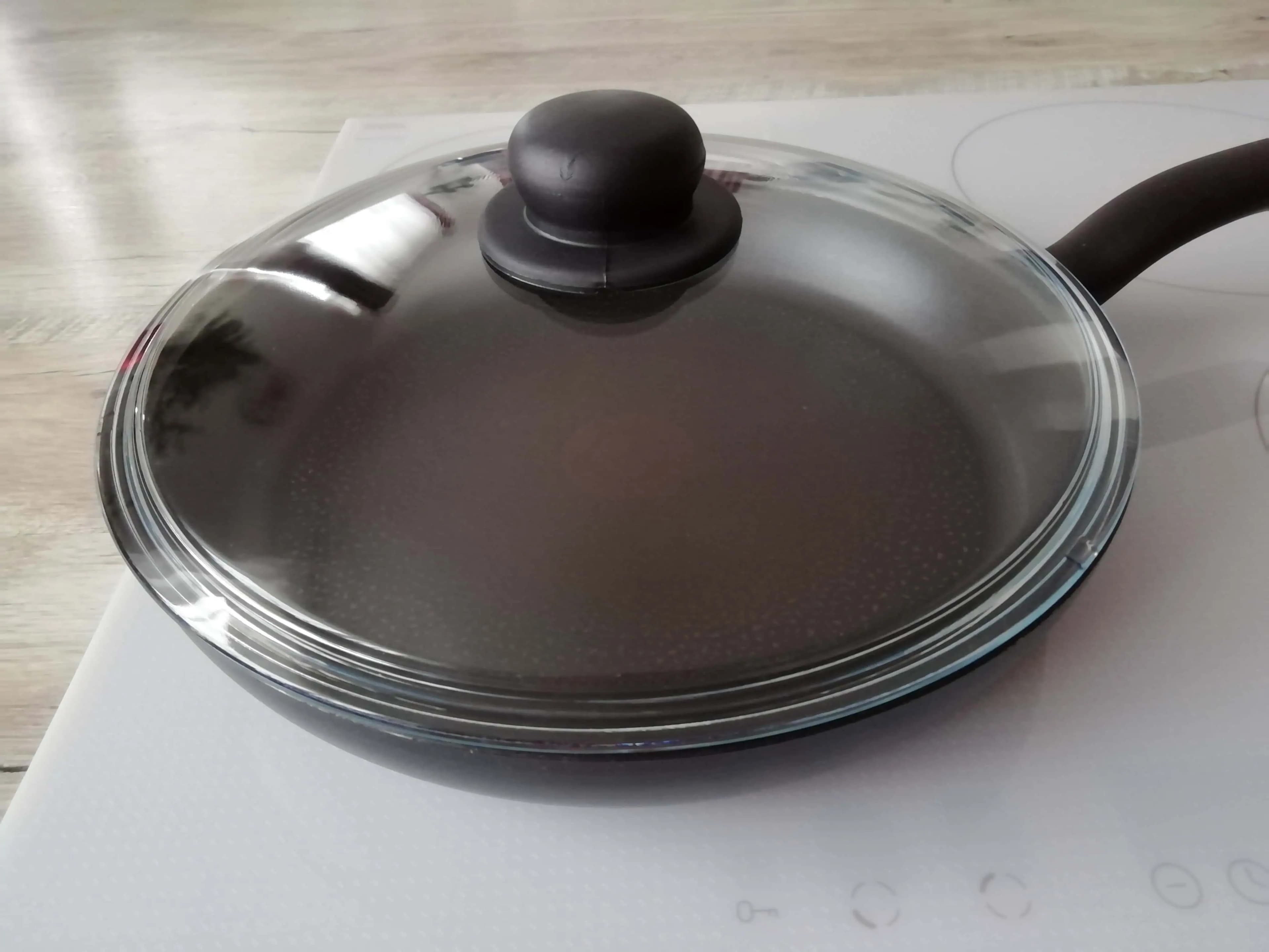 Perfektný spôsob, ako dokonale vyčistiť aj starú pripálenú panvicu: Už žiadne nánosy pripálenej špiny!