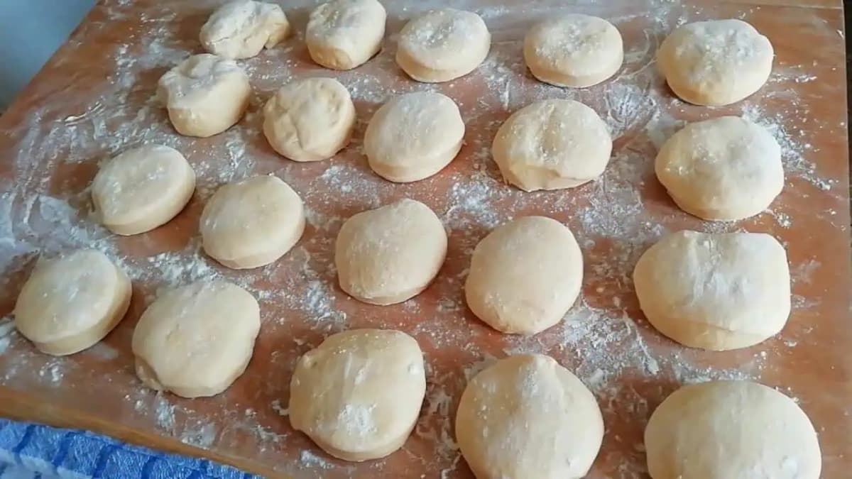 Mám recept na jemné a nadýchané domáce ŠIŠKY:  Pripravené sú z 1 kg múky, 600 ml mlieka, 2 vajec, práškového cukru a
