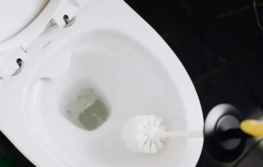 Čistenie toalety nebolo nikdy jednoduchšie: Geniálne triky, ktoré šetria čas, aj peniaze!