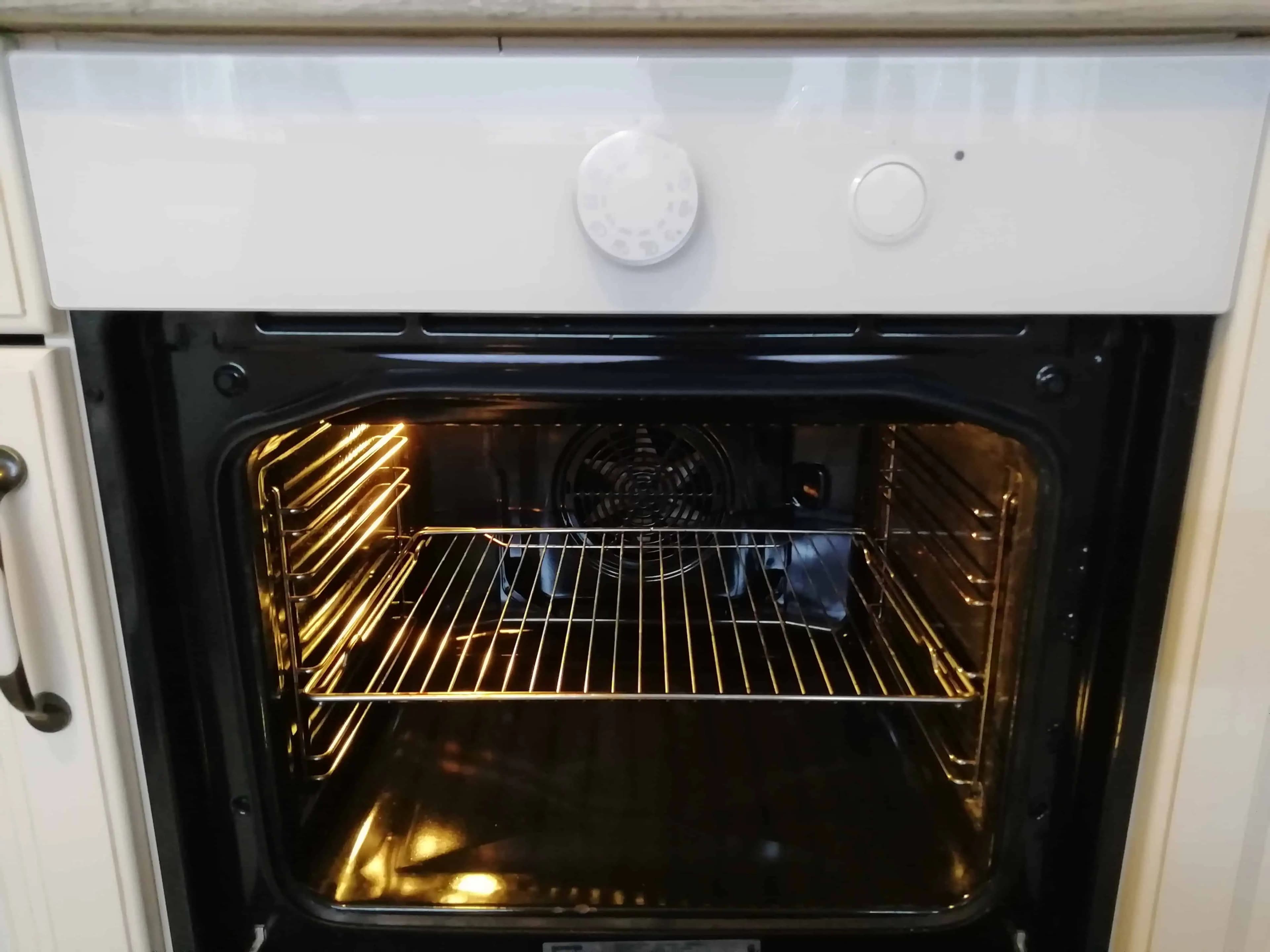 Vyčistite rúru bez toho, aby ste pohli prstom: Dá sa to aj takto jednoducho a bez námahy!