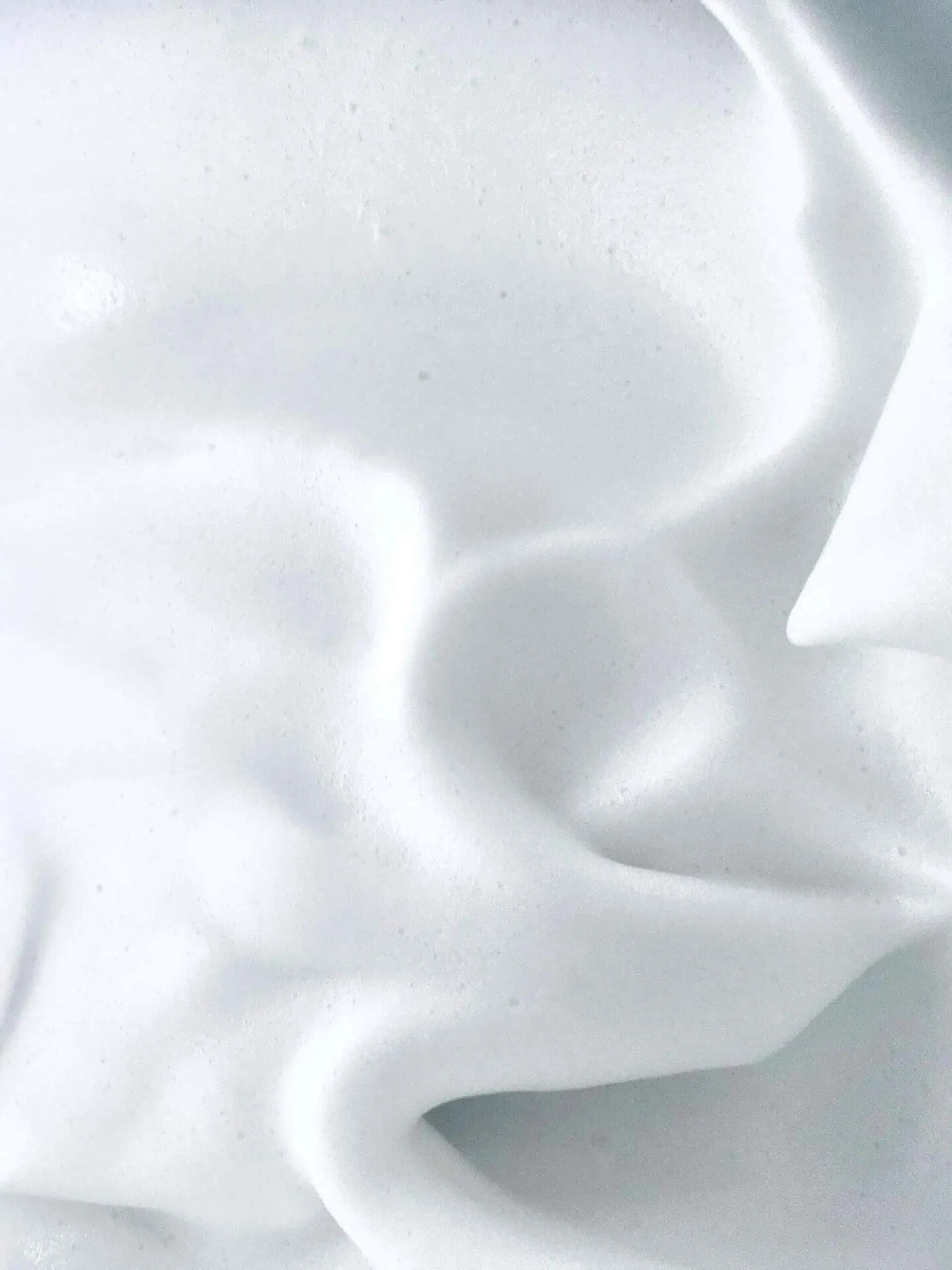 Triky s penou na holenie, o ktorých ste pravdepodobne nevedeli: Naučte sa ich a uľahčia vám čistenie domácnosti!