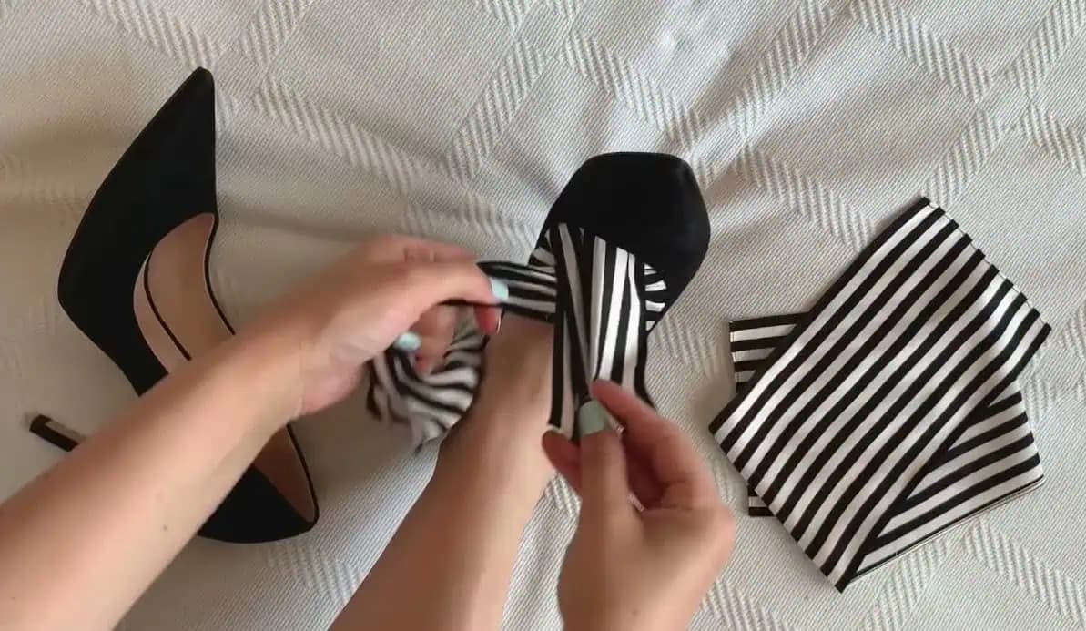 Fantastický nápad, ako premeniť klasické lodičky na luxusnejšiu verziu: Vďaka kúsku látky vyčarujete slávnostný dizajn skoro zadarmo!