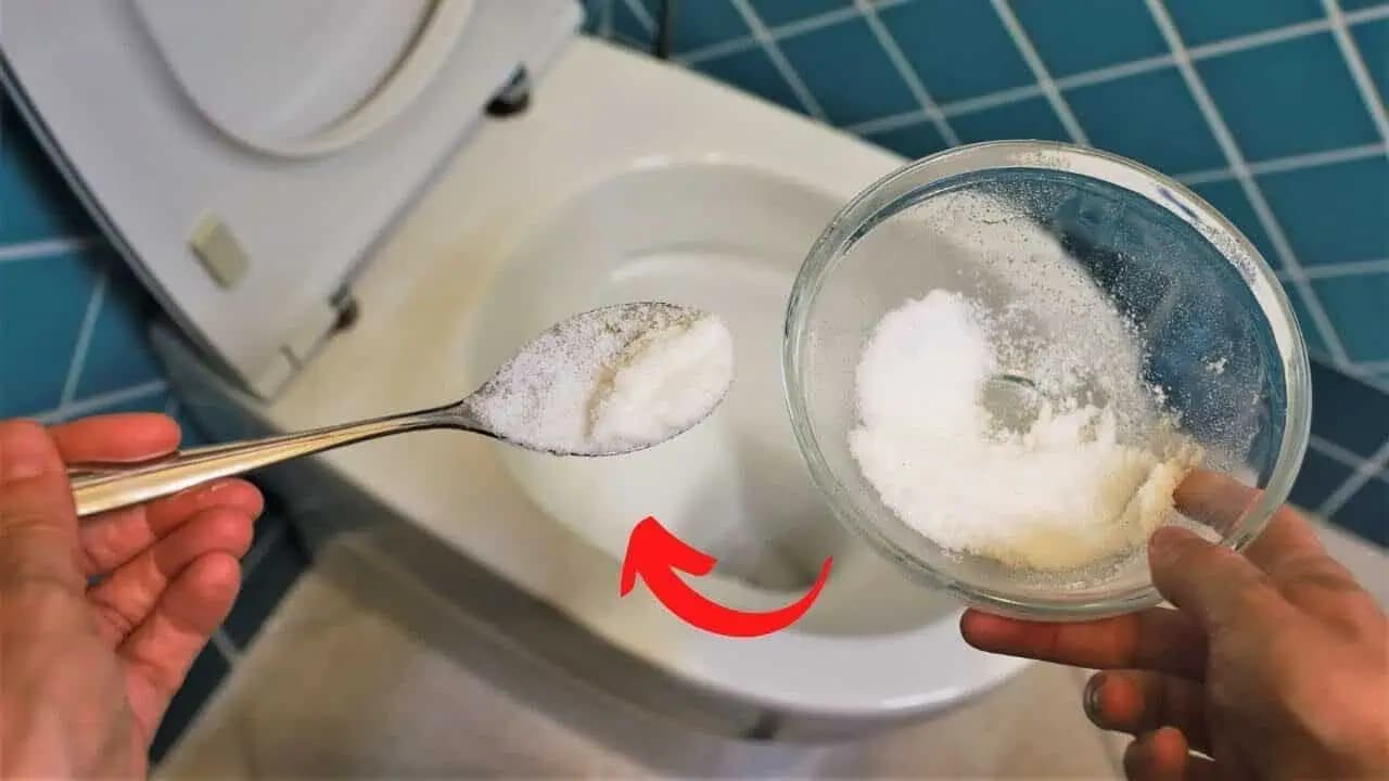 Perfektne čistá TOALETA bez toho, aby ste pohli prstom: Stačí to len hodiť do misy a vyčistí sa sama!