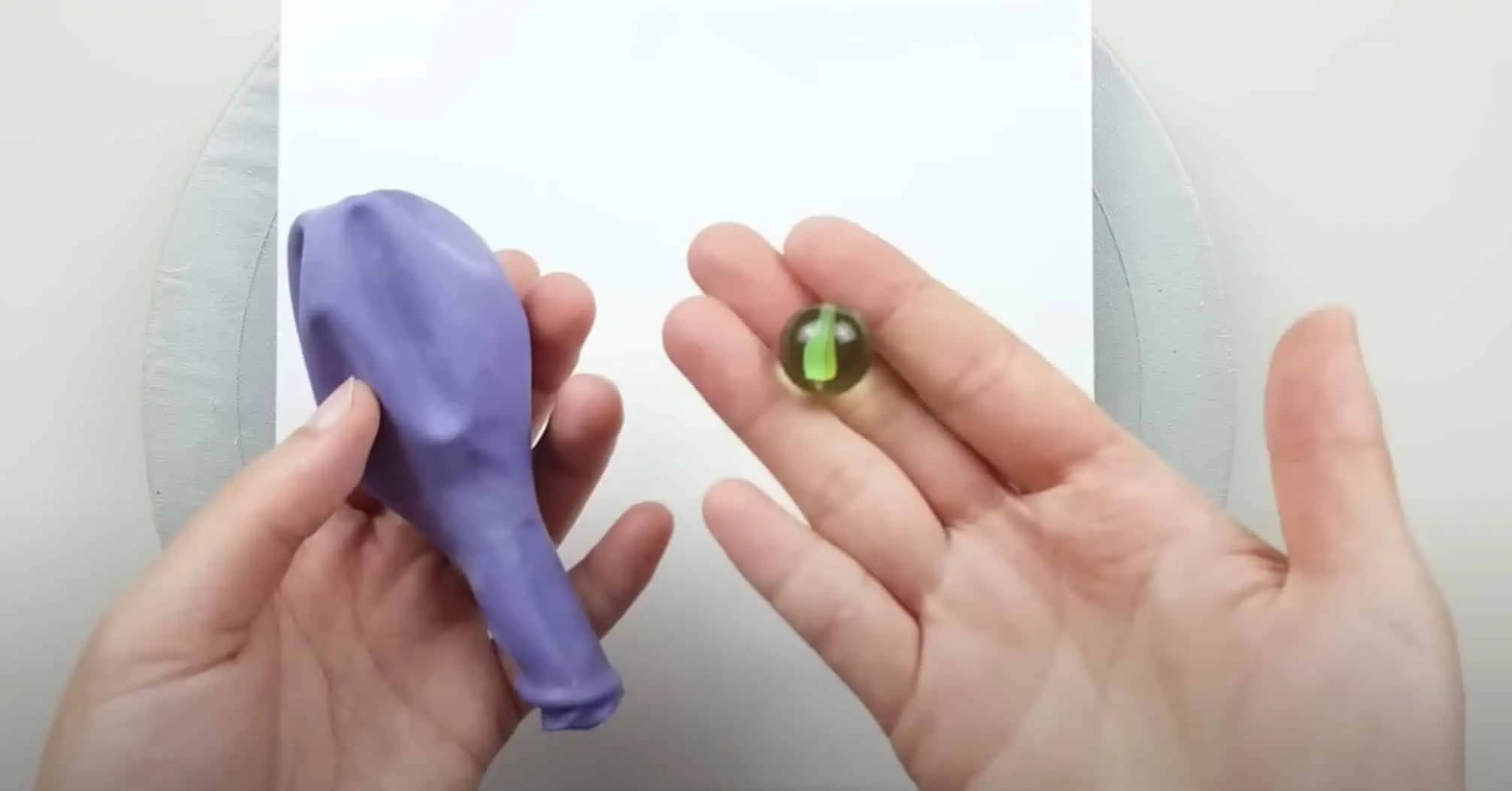 Zobrala BALÓN, gumičku, malú guľku zo skla a vytvorila ÚŽASNÚ dekoráciu do každého bytu: Túto krásu môžete hneď predávať!