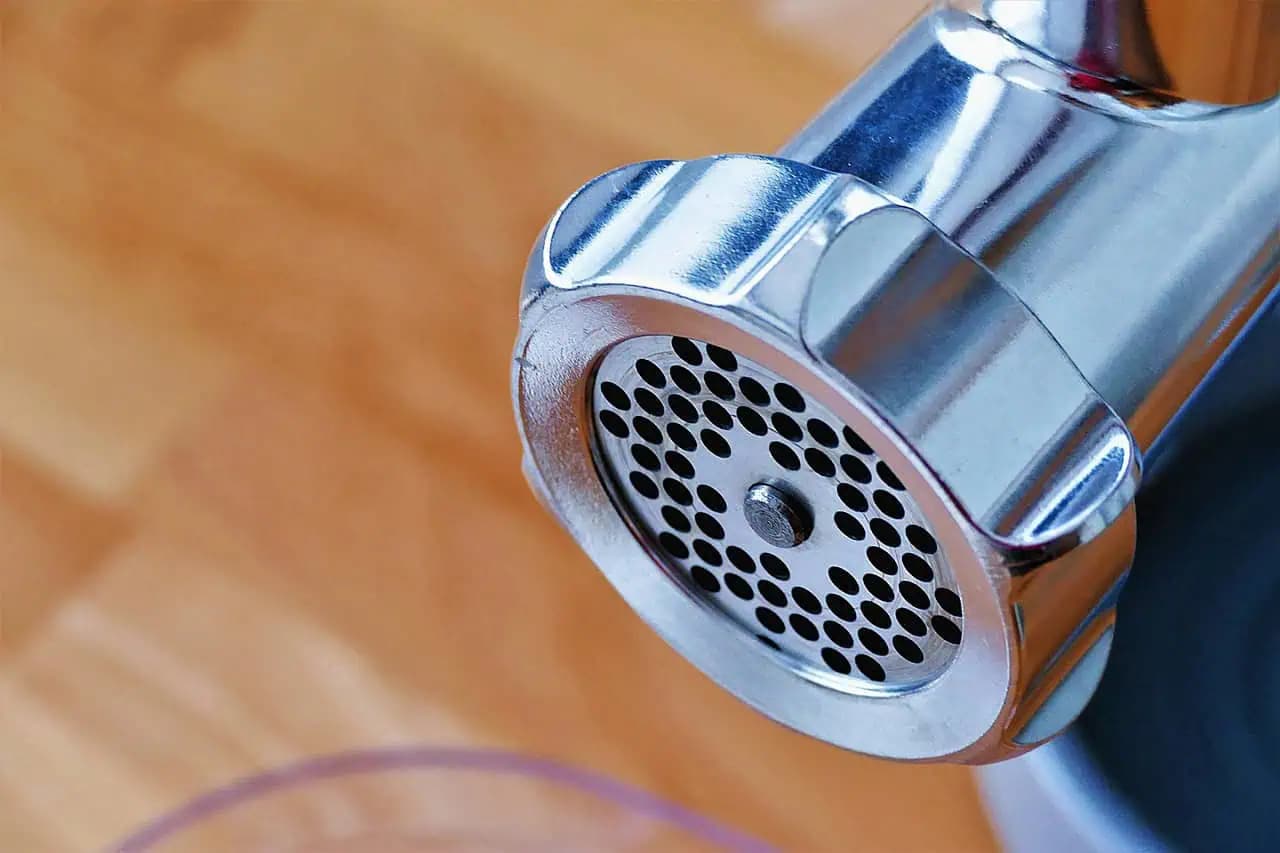 Geniálny TRIK, ako nabrúsiť mlynček na mäso bez špeciálnych nástrojov: 40-ročný mlynček po dedovi je teraz v perfektnom stave!