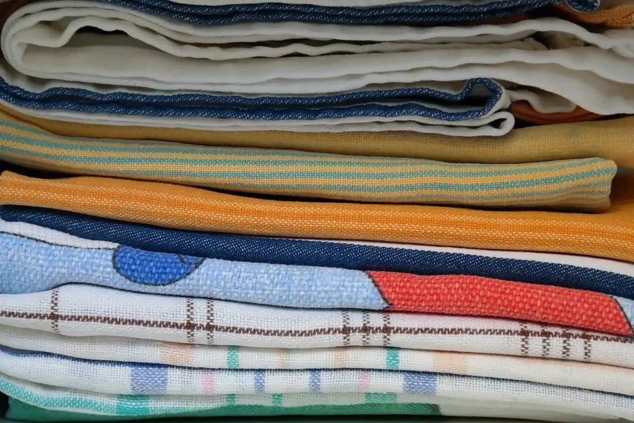 NEVÍDANÝ trik ako vyčistiť kuchynské utierky, ktorý som NIKDY predtým nepoznala: Už vždy budú biele a bez škvŕn!