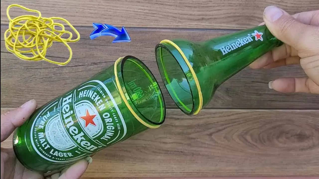 Najjednoduchší spôsob rezania sklenenej fľaše: Geniálny nápad s gumičkou!