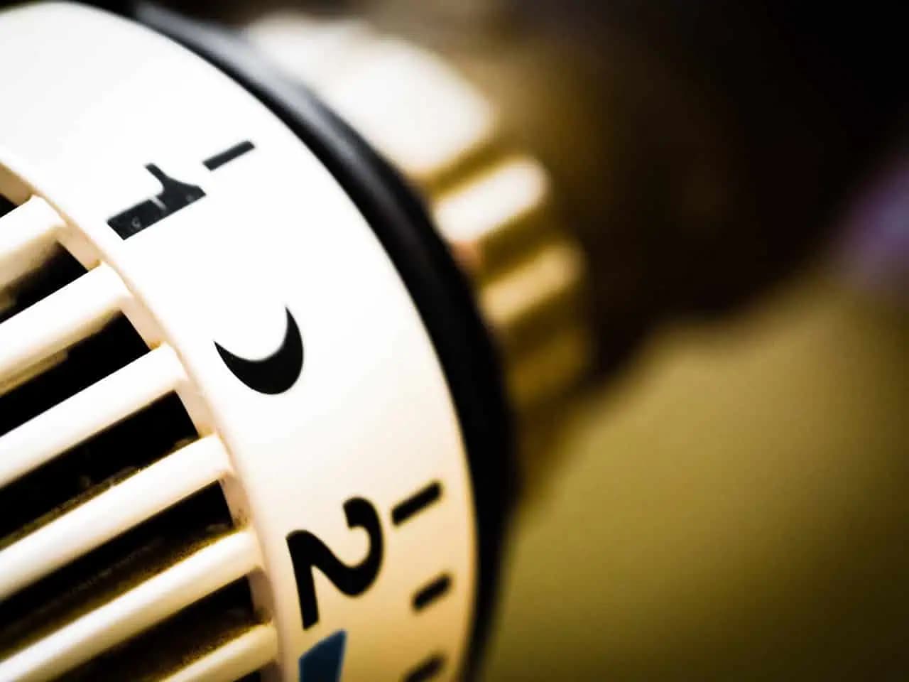 Ak si dáte lyžičku TOHTO na radiátor, ušetríte na účtoch za elektrinu: Prekvapivo efektívne riešenie!
