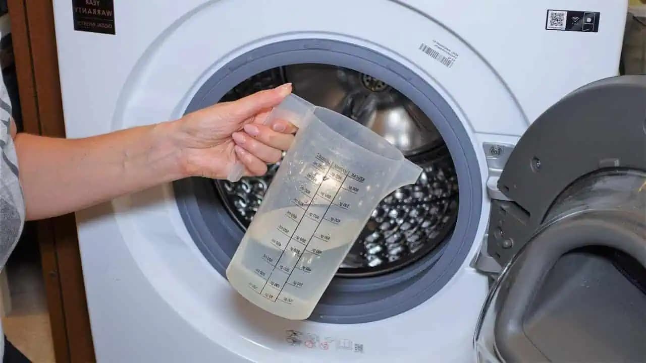 Ocot už vôbec nepoužívam: Do práčky lejem domáci kameňožrút za pár centov – vodný kameň a všetka špina je preč!