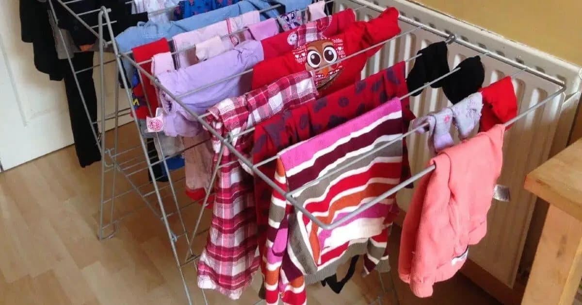 TRIK, ako VYSUŠIŤ všetko oblečenie za 2 hodiny: Žiadna sušička ani žehlička!