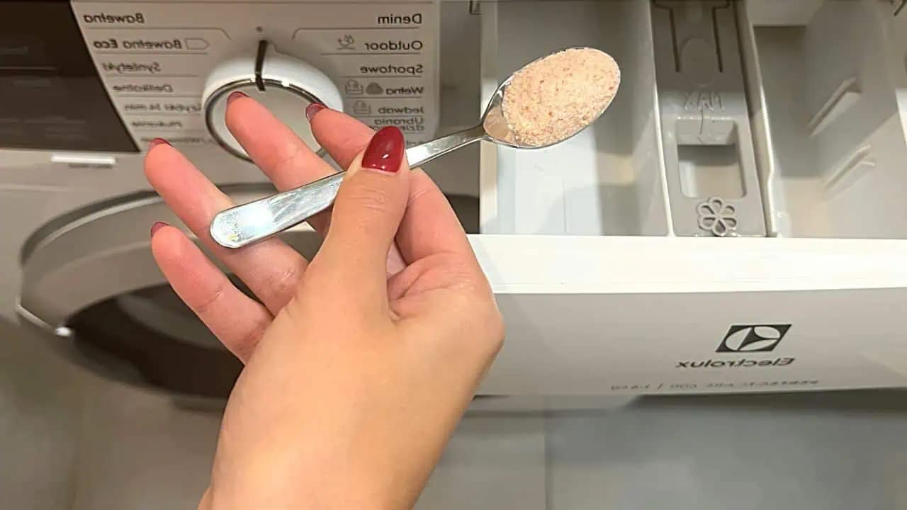 Pridávam do PRANIA len jednu lyžicu: Odstraňuje lepkavé škvrny, čistí práčku a zmäkčuje vodu!