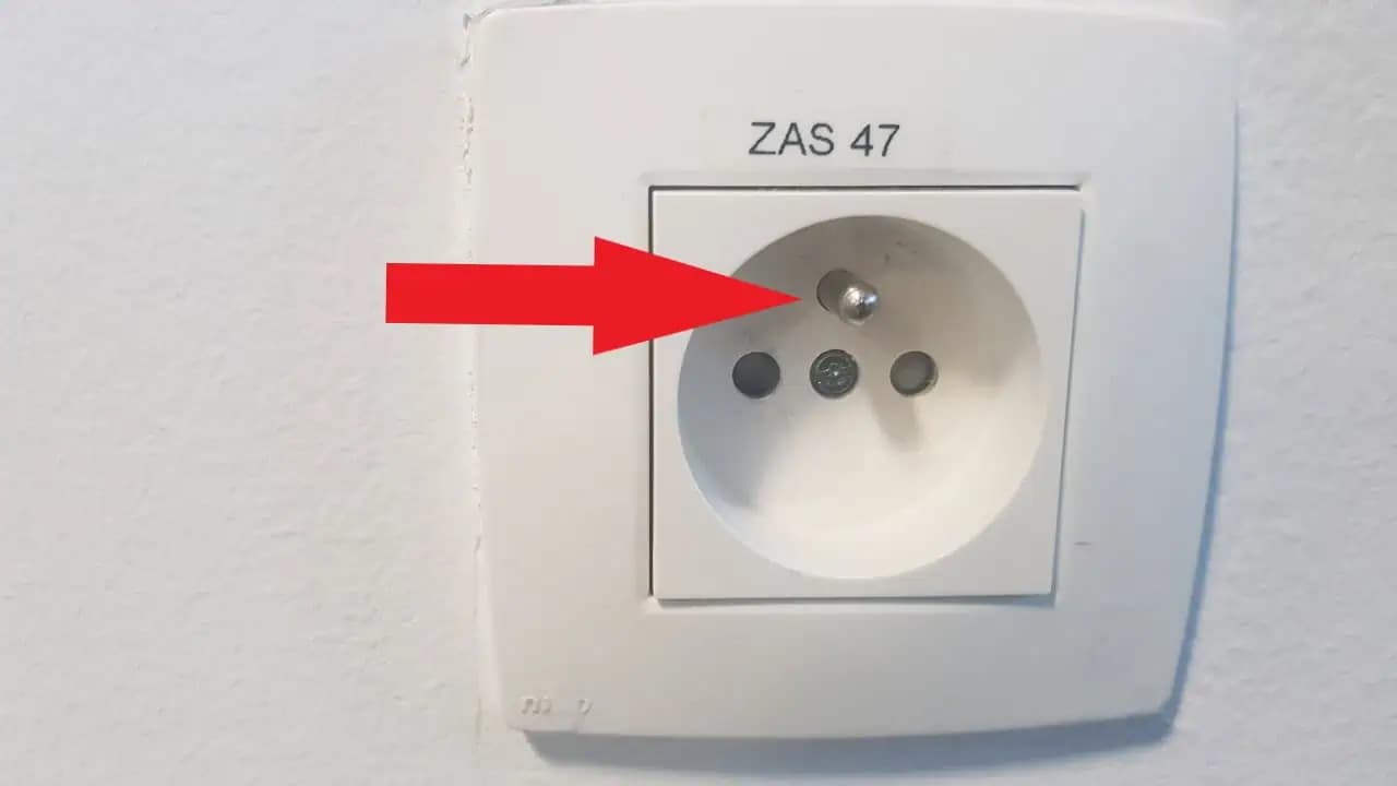 Na čo slúži kovová koncovka v zásuvke: Má možno pre vás neznámu, ale dosť podstatnú funkciu!