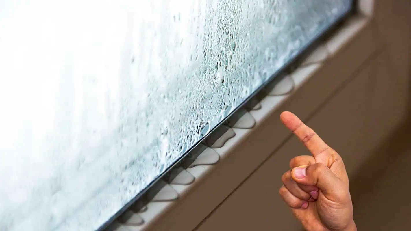 Hneď, ako som začala v byte kúriť, začali sa mi rosiť okná: Našťastie poznám trik, ktorý RÝCHLO pomôže!