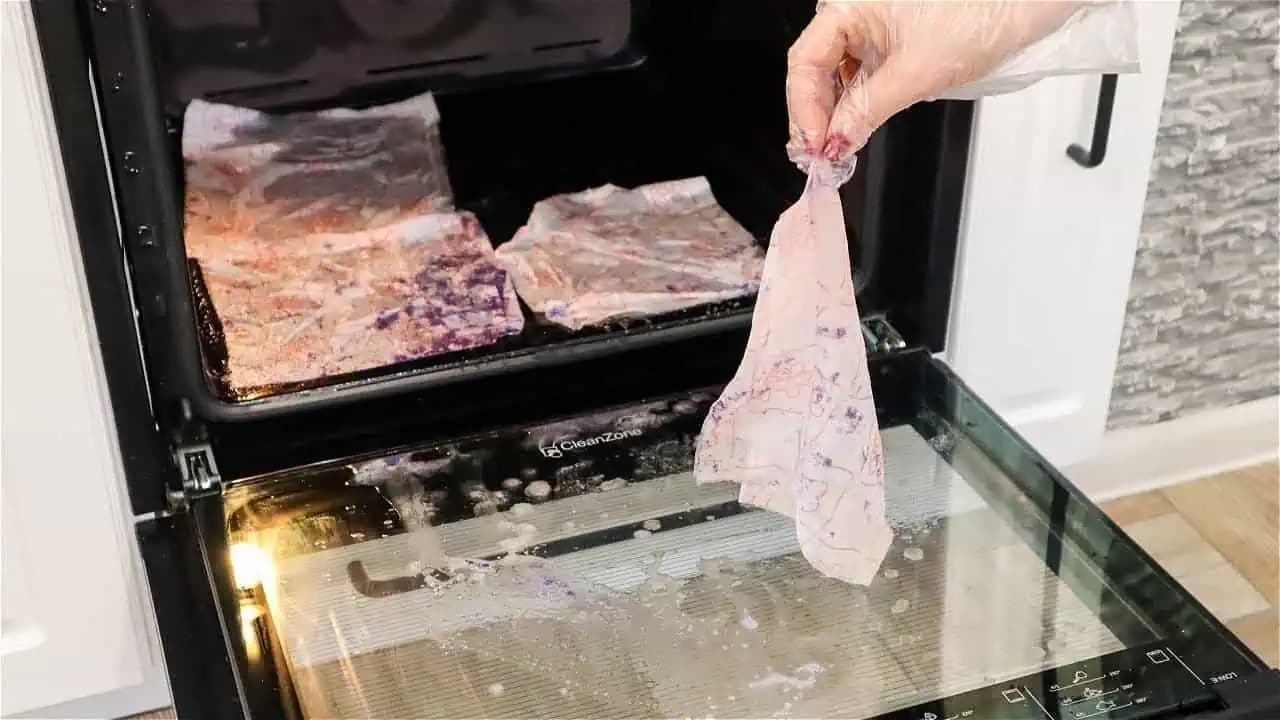 Už NIKDY nebudem drhnúť špinavú a mastnú rúru: Kamarátka mi ukázala tento TRIK a teraz je úplne ako nová, bez námahy!