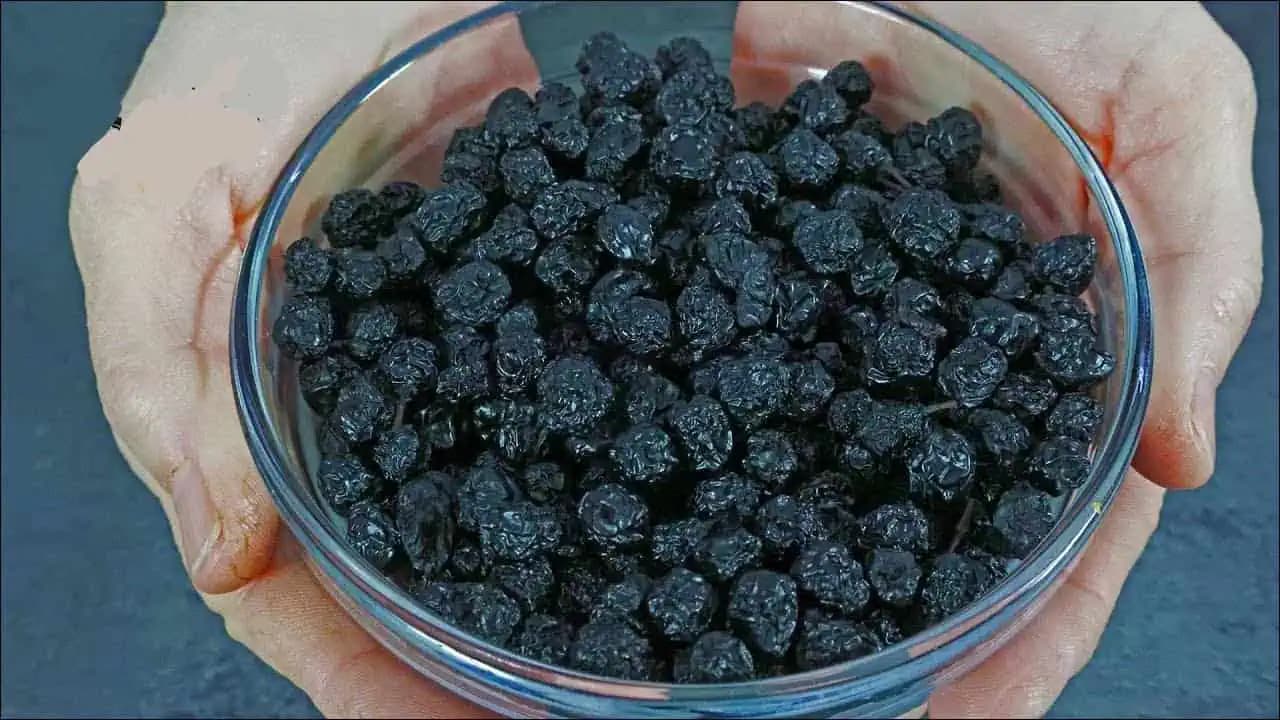 Geniálna rada, ako si poradiť s dierou na vlnenom svetri: Zachráni váš obľúbený kúsok, ktorý by inak skončil v odpade!