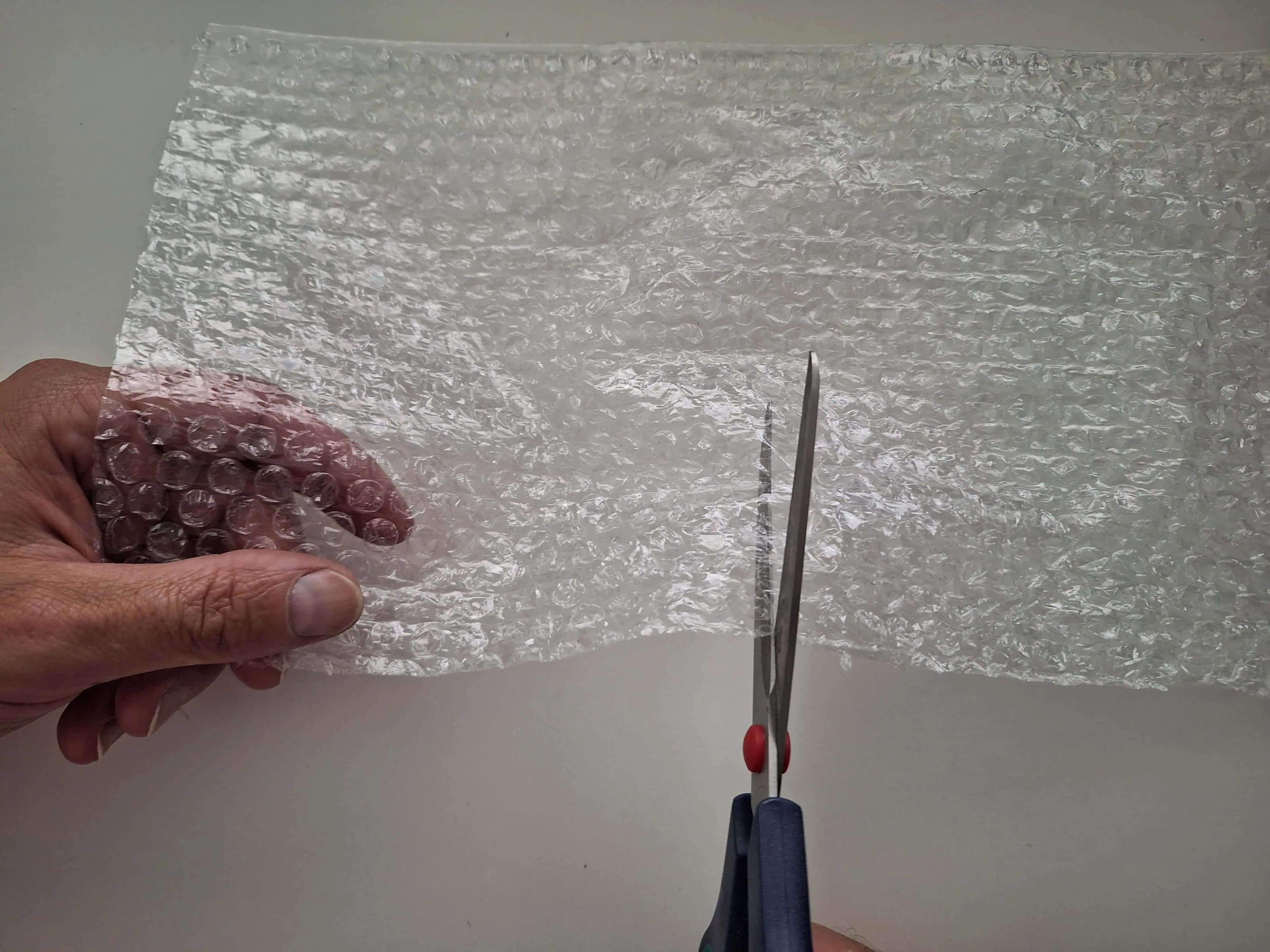 Táto žena dáva do chladničky bublinkovú fóliu: Dôvod vás prekvapí!