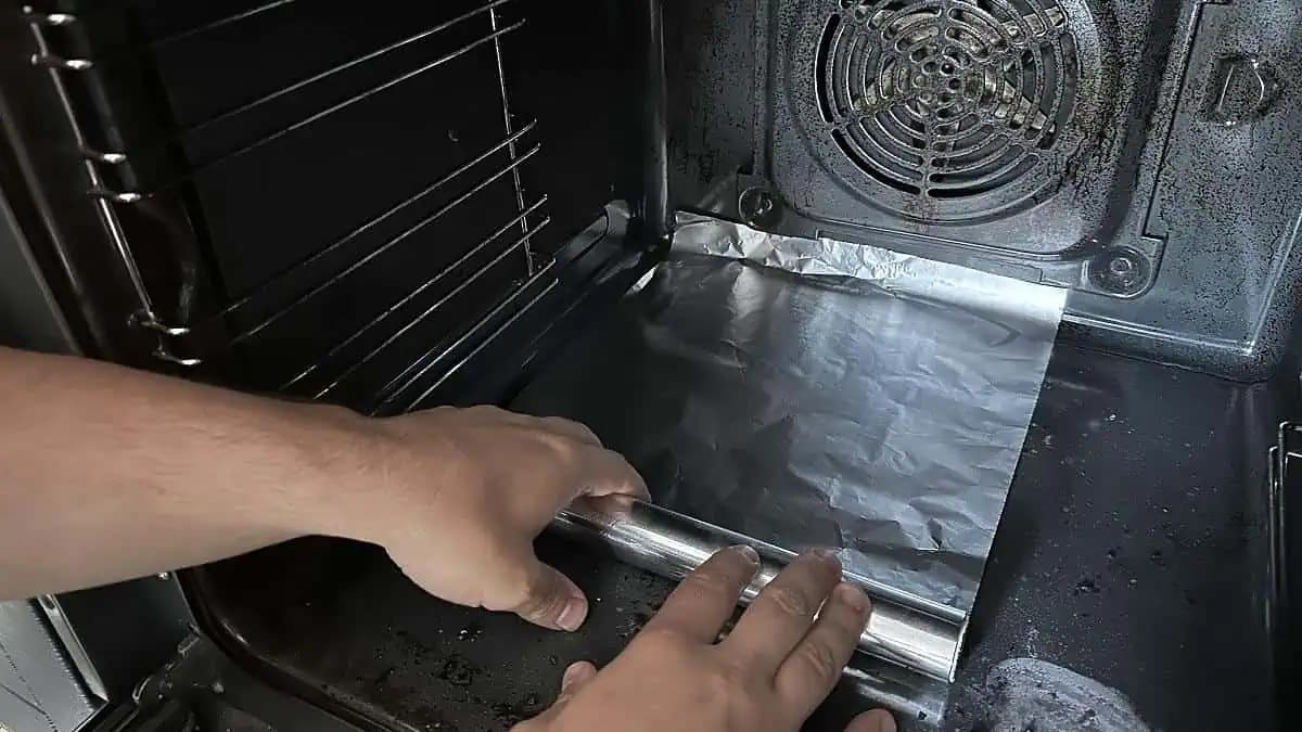 Zanedbaná rúra je minulosťou: Vyčistite ju bez drhnutia. TRIK s alobalom to spraví za vás!