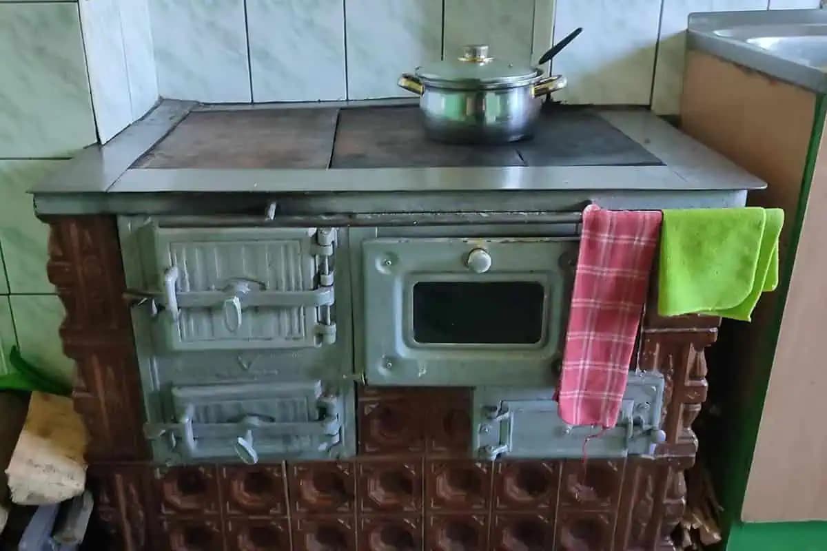 Pamätáte si na tieto staré kachľové pece? Kto ich má ešte doma má veľké šťastie!