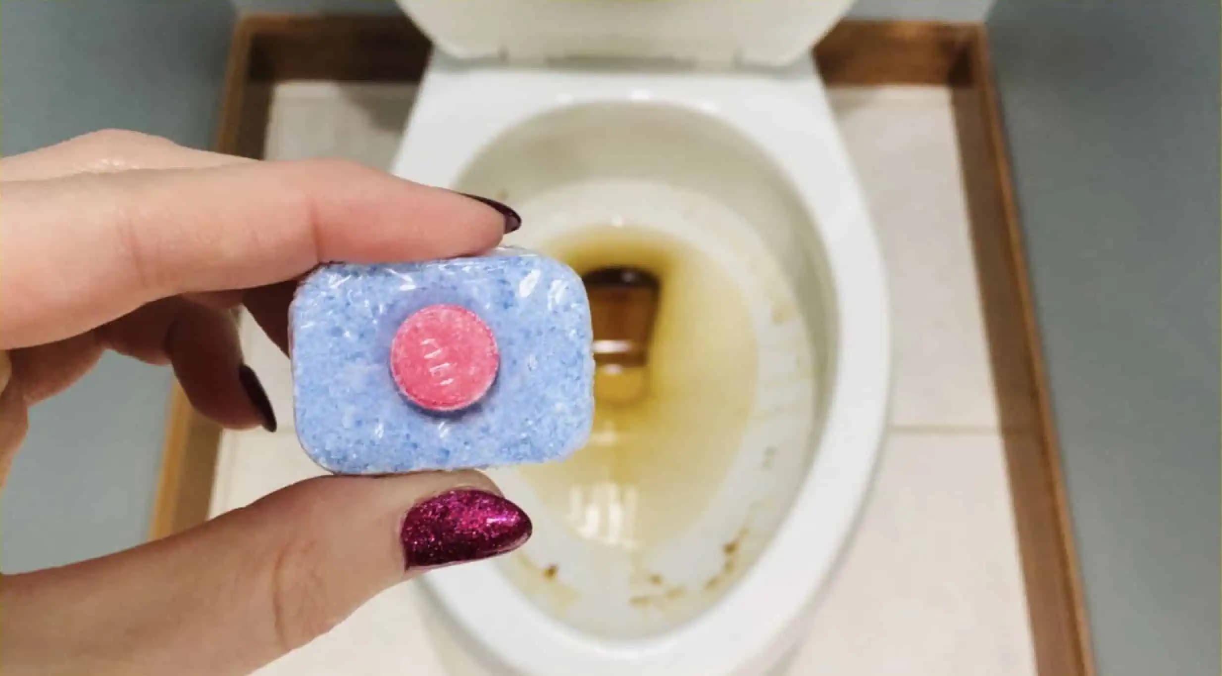 Do misy hodím túto TABLETU a toaleta je ako nová – zmizol povlak, škvrny aj vodný kameň: Domáci trik, ktorý som nikdy predtým nepoznala!