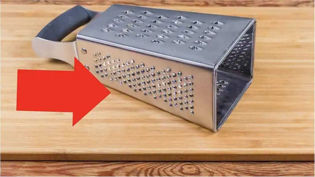 Na čo slúži najdrsnejšia strana kuchynského STRÚHADLA? Nie je len na strúhanie zemiakov – má aj ÚPLNE iné využitie!