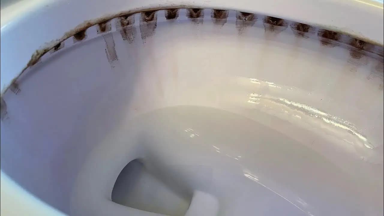 Perfektný TRIK, ako odstrániť zažraté škvrny z toalety za pár sekúnd: Vyčistí perfektne a úplne jednoducho!