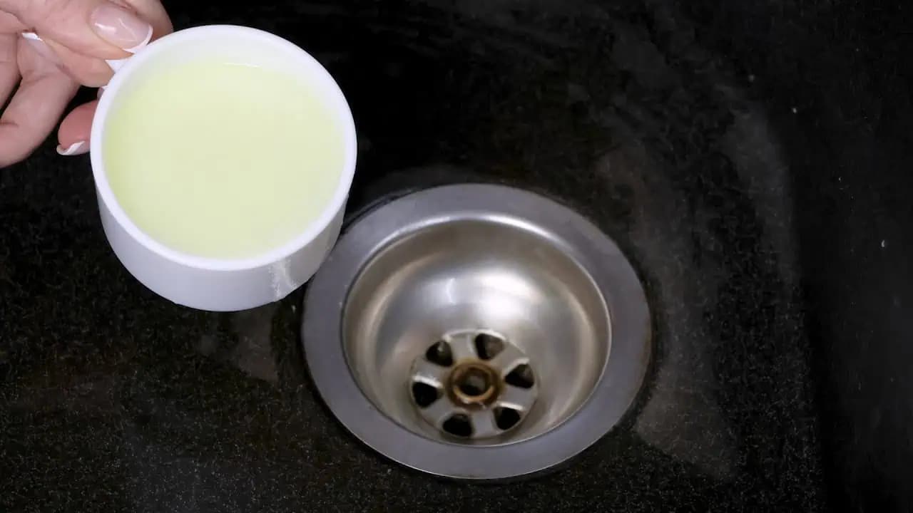 Extrémne účinný spôsob ako uvoľniť UMÝVADLO a odstrániť nepríjemný zápach. TU je návod!