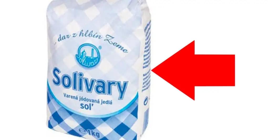 Kto pozná tieto triky, celý rok nerieši upchaté umývadlo, zamrznuté okná ani burinu: Toto dokáže lacná kuchynská soľ!