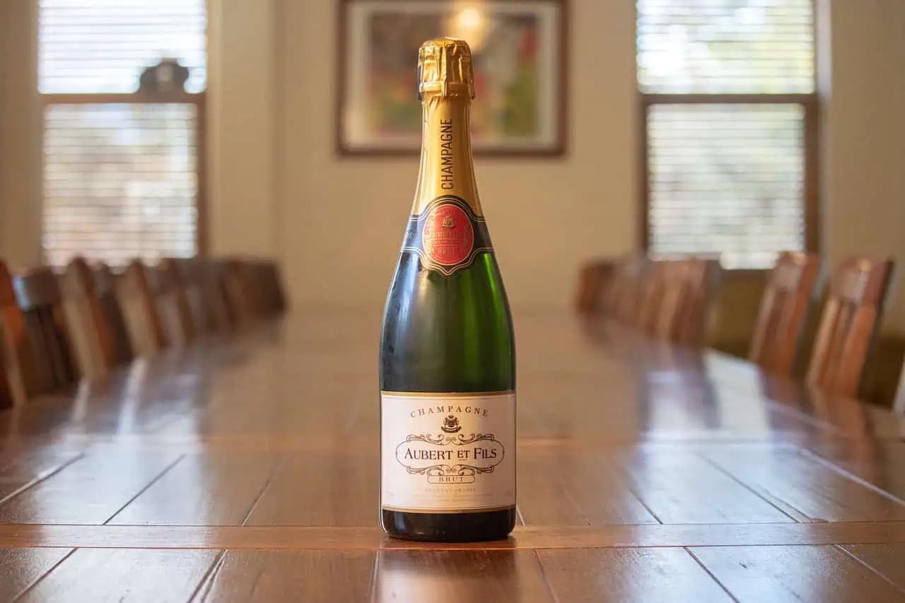 Viete na čo slúži TÁTO zátka od šampanského? SKRYTÁ funkcia, o ktorej skoro nikto nevie!